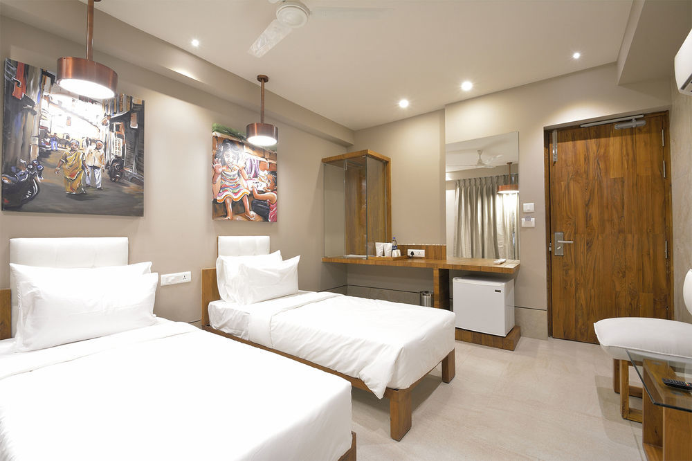 Urbane The Hotel Ahmedabad Exterior photo