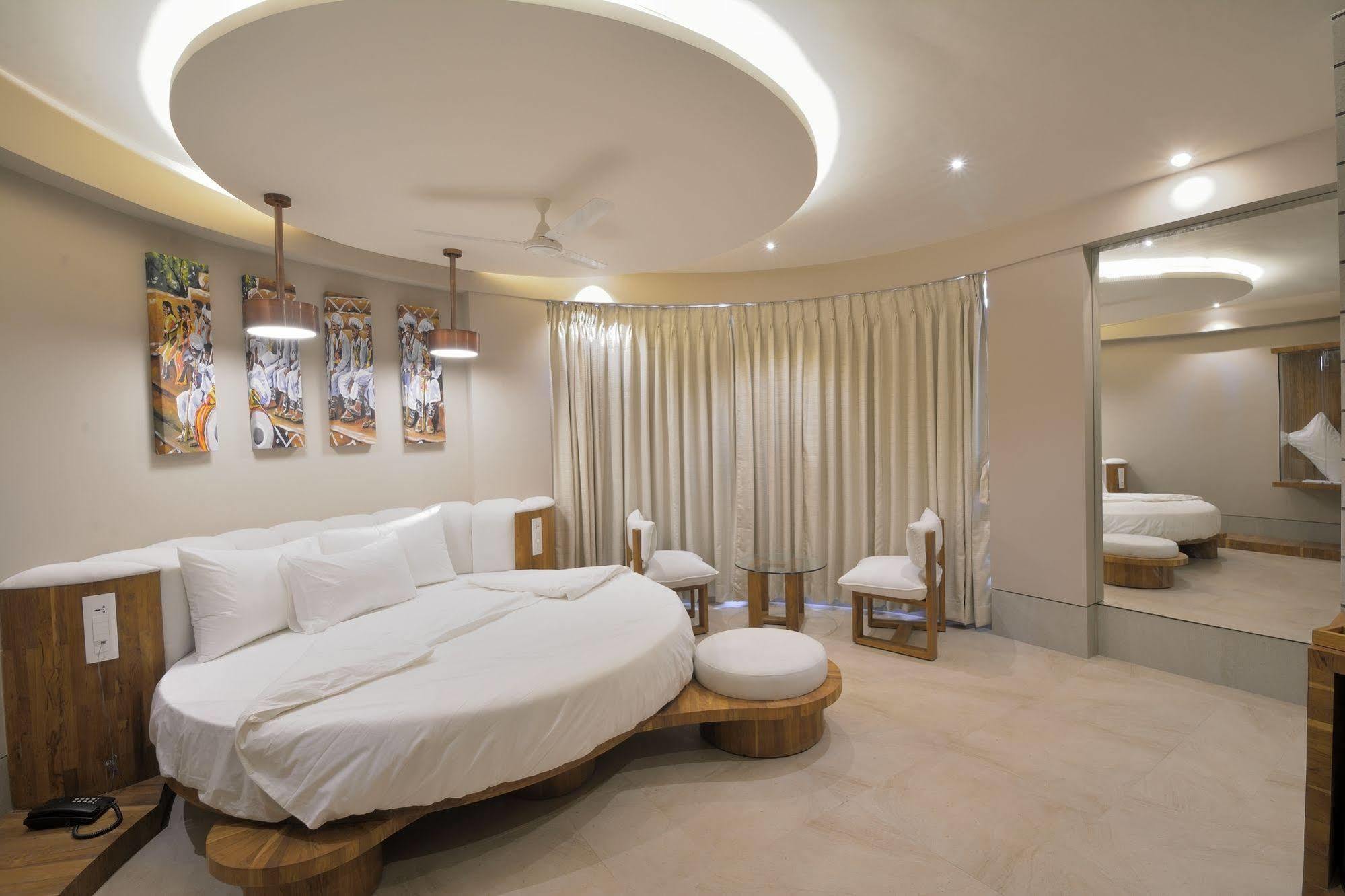 Urbane The Hotel Ahmedabad Exterior photo